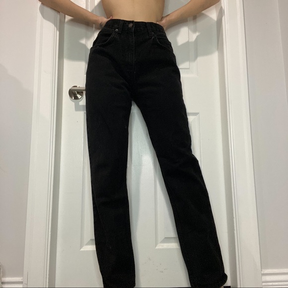 Vintage Black Straight Fit Levi Jeans - Picture 2 of 4